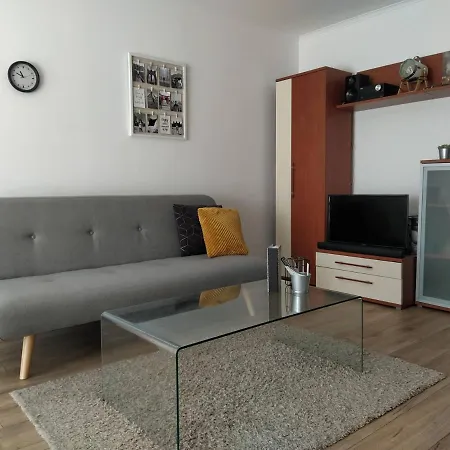 Spacious In Hip Neighborhood Διαμέρισμα